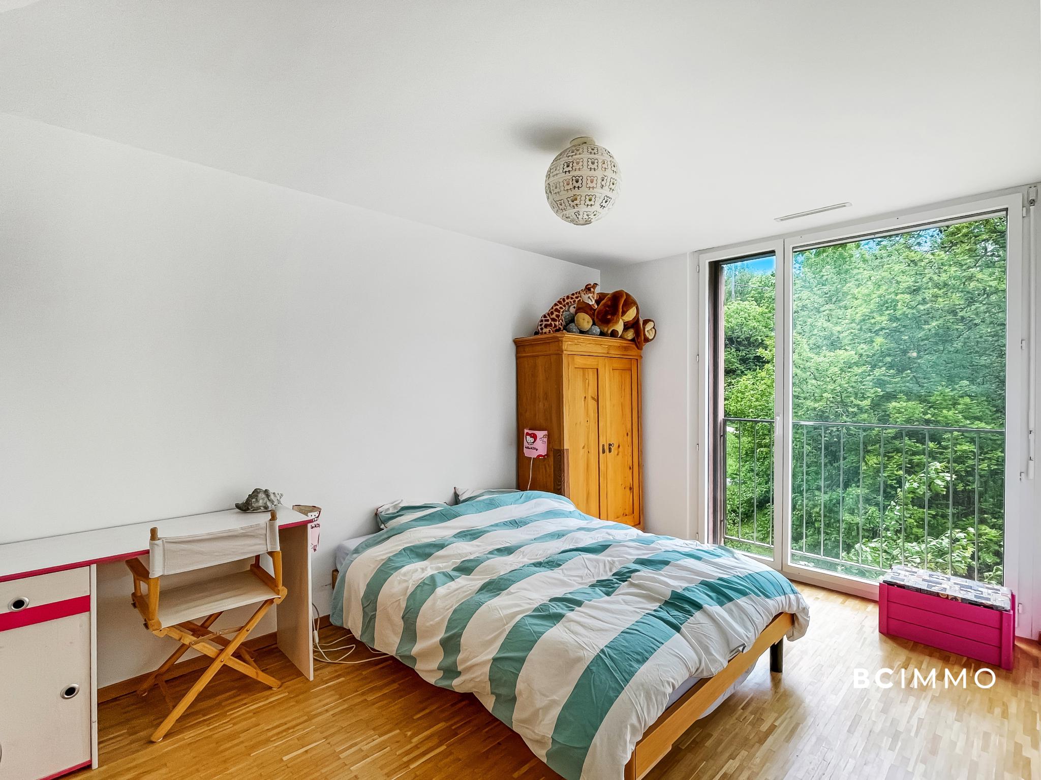 Helles Schlafzimmer mit Balkonblick ins Grüne