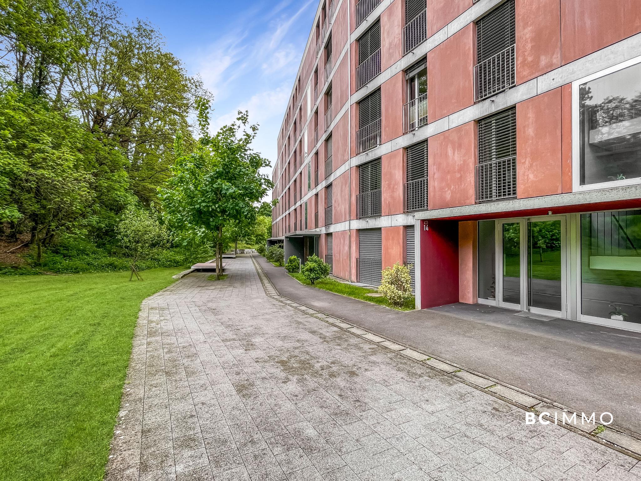Mehrfamilienhaus mit Parkanlage
